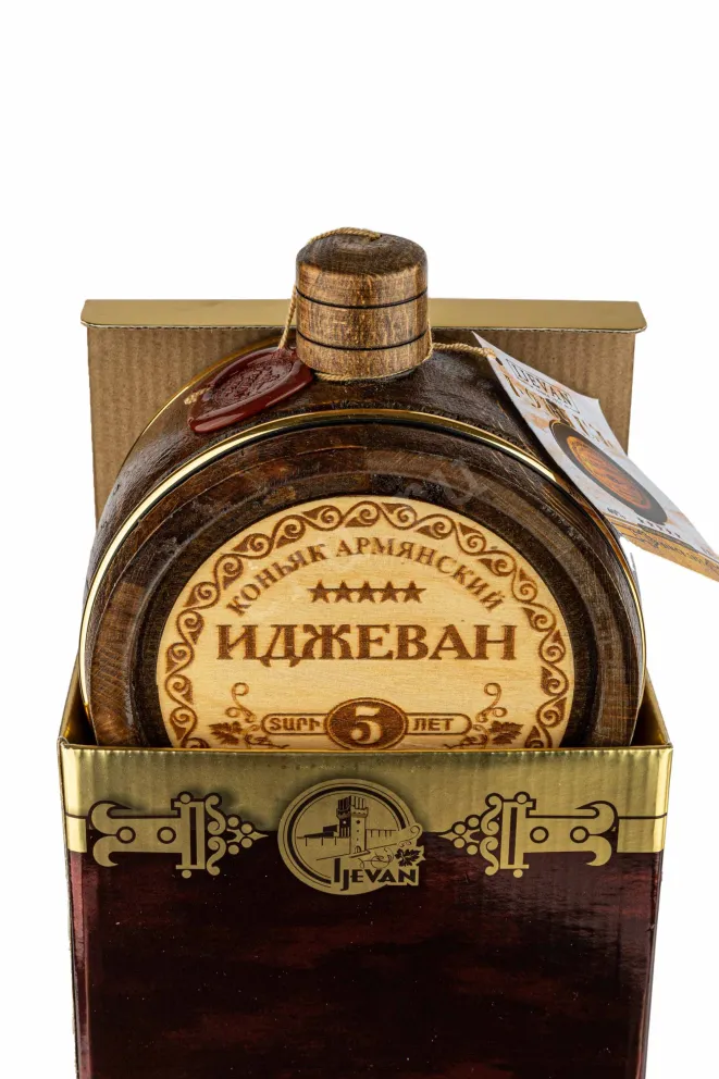 В подарочной коробке Коньяк Иджеван 5 лет 40% 0,7л бочка в п/у Армения (скидки нет)