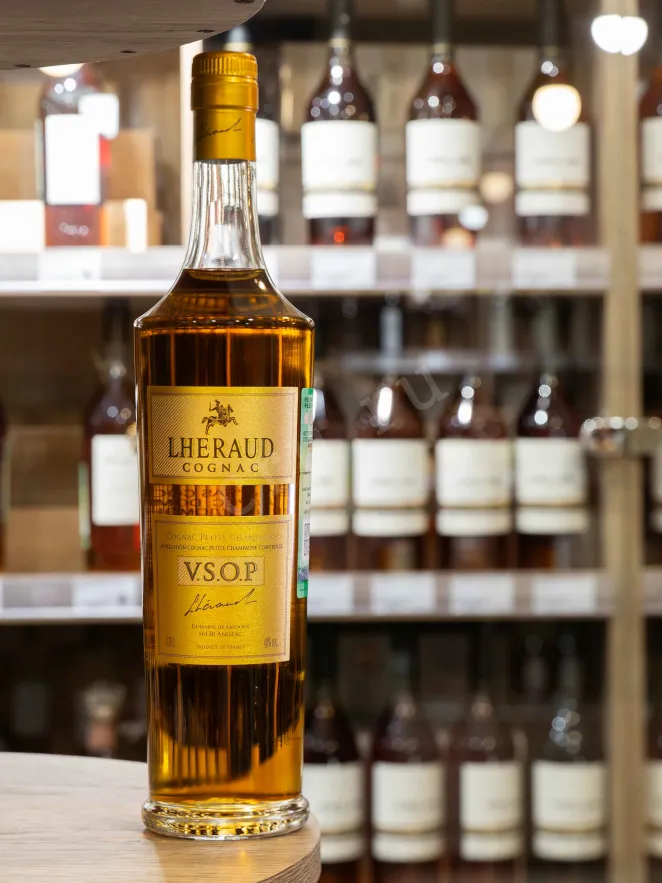 В магазине Крю Профи Lheraud Petite Champagne VSOP in gift box with 1 glass 0.7 л