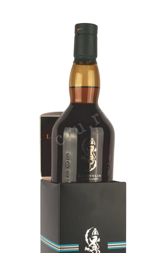 В подарочной коробке Lagavulin Distillers Edition gift box 0.7 л