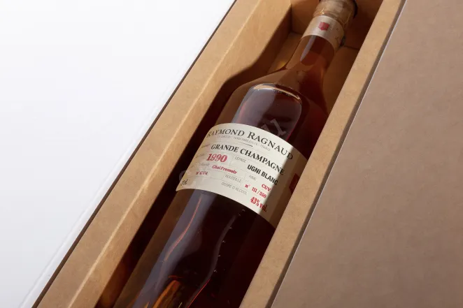 В подарочной коробке Raymond Ragnaud Millesime Grande Champagne 1990 0.7 л