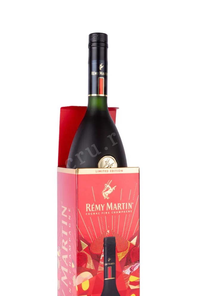 В подарочной коробке Remy Martin VSOP 0.7 л