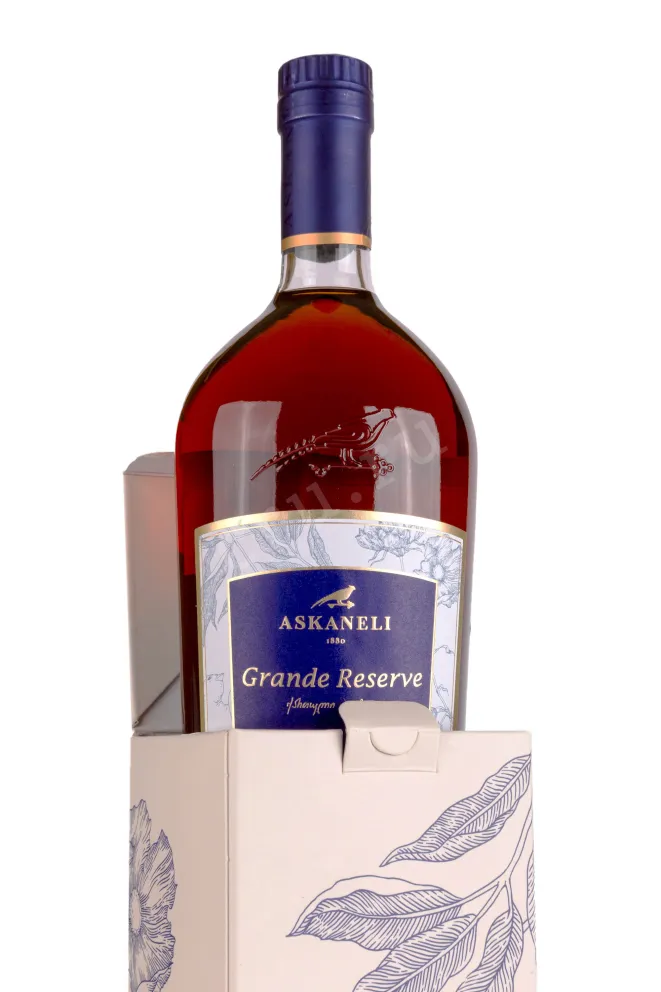 В подарочной коробке Askaneli Grande Reserve 7 Years Old gift box 0.7 л