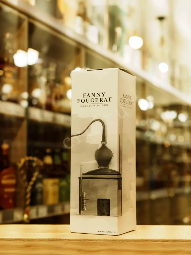 В магазине Крю Профи Fanny Fougerat Petite Cigue VSOP Fins Bois in gift box 0.7 л