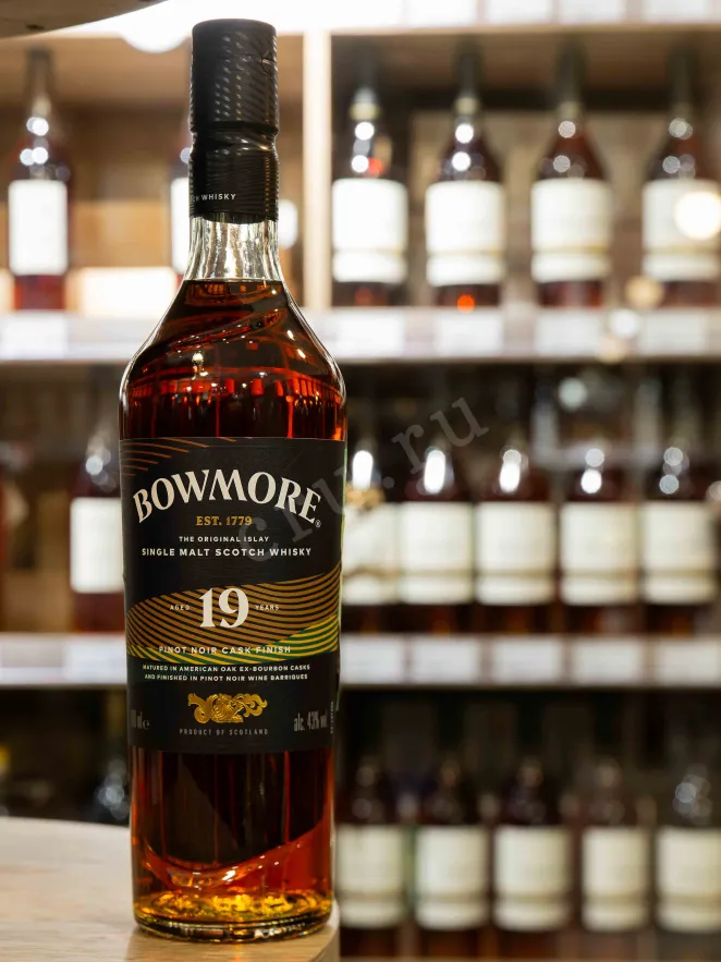 В магазине Крю Профи Bowmore Ex Bourbon & Pinot Noir 19 Years Old in gift box 0.7 л