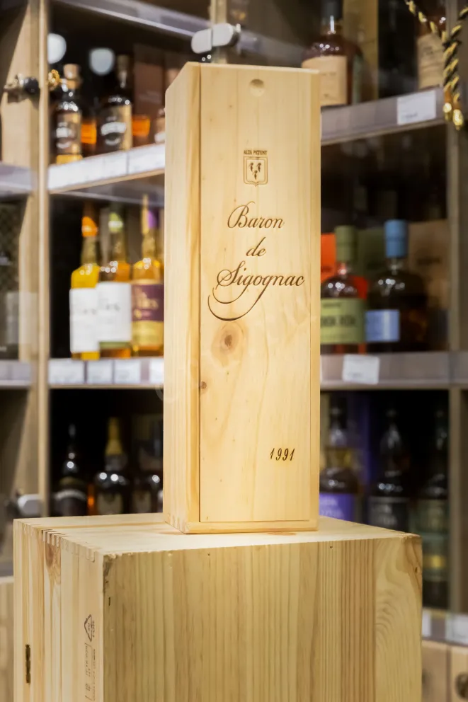 В магазине Крю Профи Baron de Sigognac wooden box 1991 0.7 л