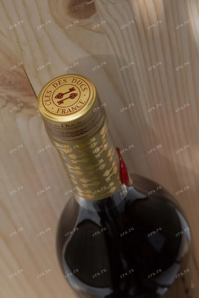 Пробка Cles des Ducs Millesime gift box 1983 0.7 л