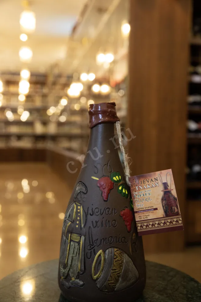 В магазине Крю Профи  Ijevan Tanakan in a ceramic bottle with a rope 2022 0.75 л