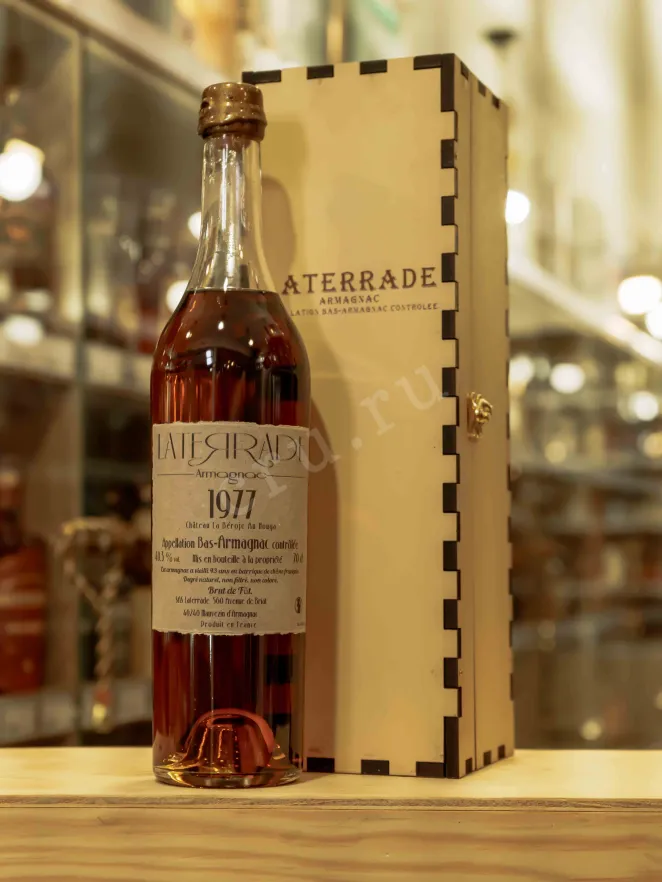 В магазине Крю Профи Laterrade Chateau de La Beroje Bas Armagnac in wooden box 1977 0.7 л
