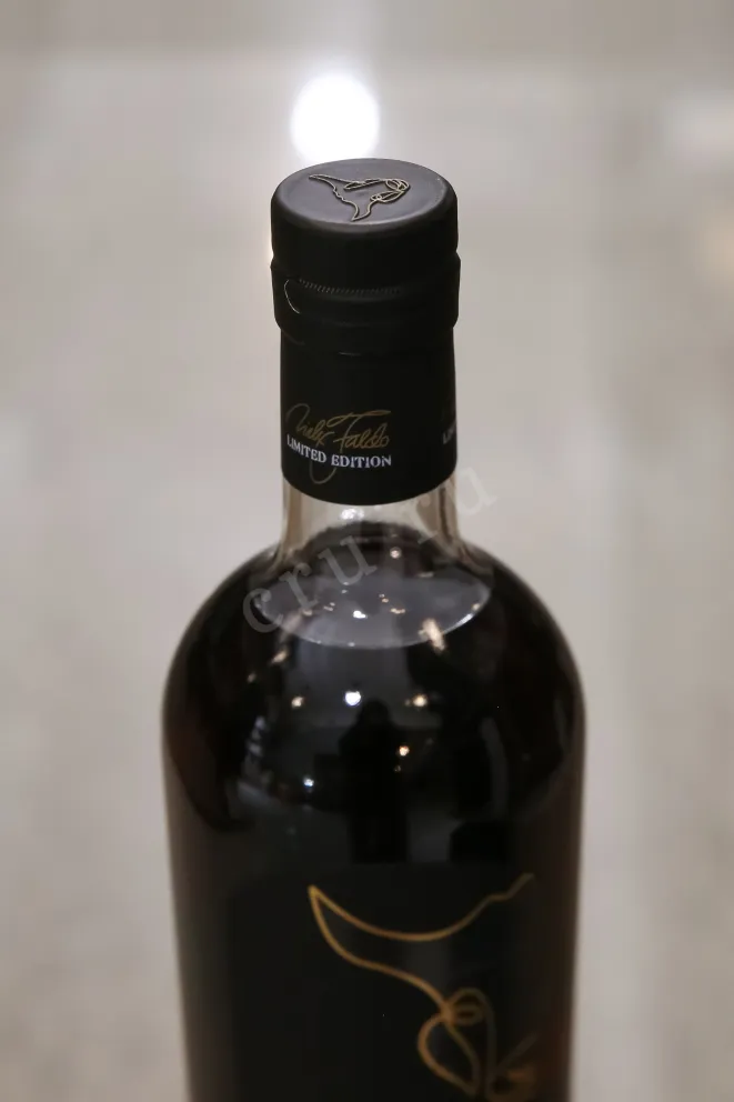 Пробка Black Bull Blended 30 years old with gift box 0.7 л
