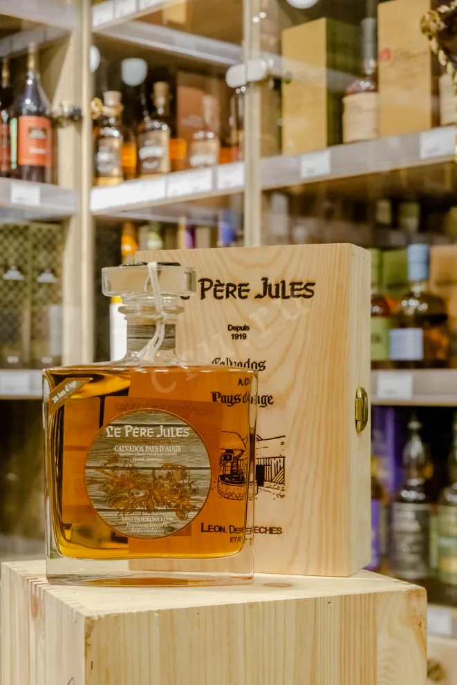 В магазине Крю Профи Le Pere Jules Pays d'Auge 20 ans in wooden box 0.7 л