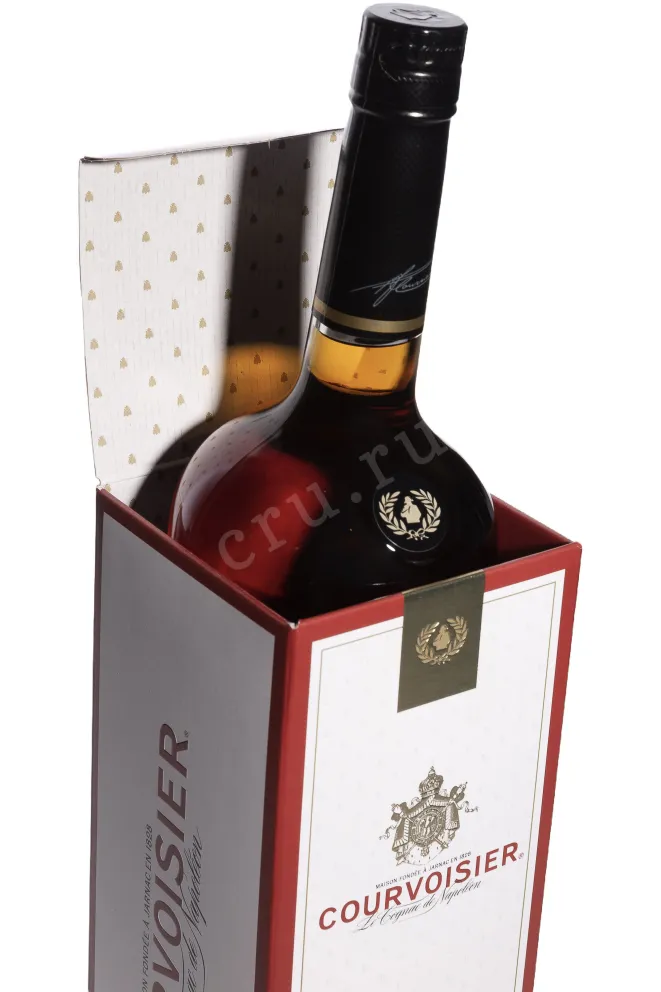 В подарочной коробке Courvoisier VS gift box 0.7 л