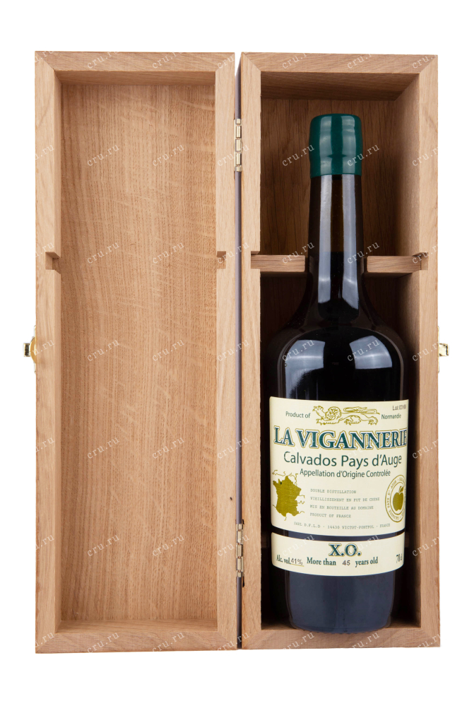 Бутылка кальвадоса Ла Виганери Пэйс д'Ож 45 лет 0.7 в деревянной коробке