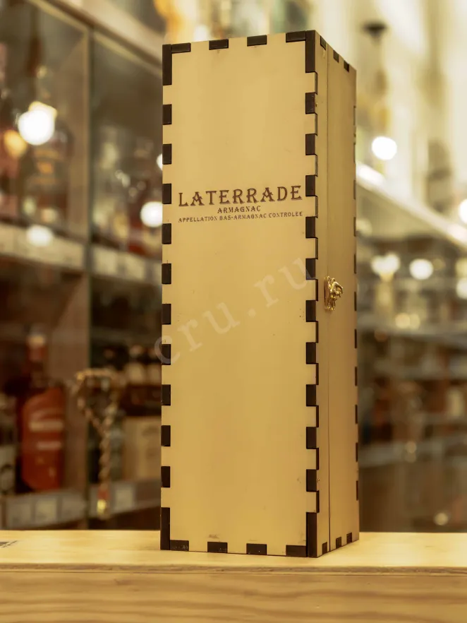 В магазине Крю Профи Laterrade Chateau de Castex Bas-Armagnac in wooden box 2002 0.7 л