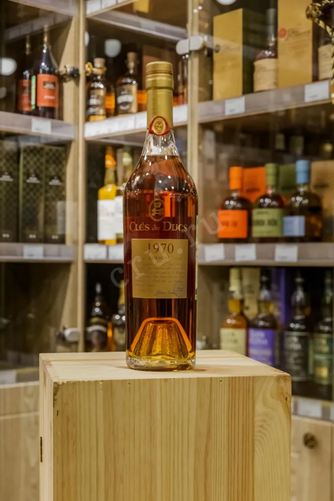В магазине Крю Профи Cles des Ducs 1970 0.7 л