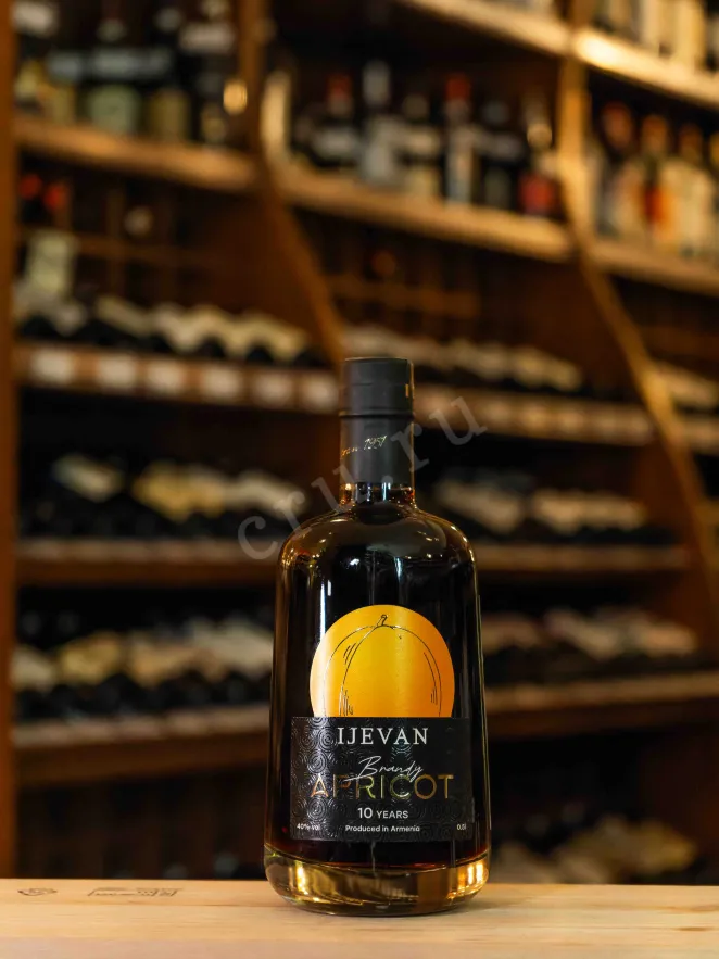 В магазине Крю Профи Ijevan Apricot 10 years with gift box 0.5 л