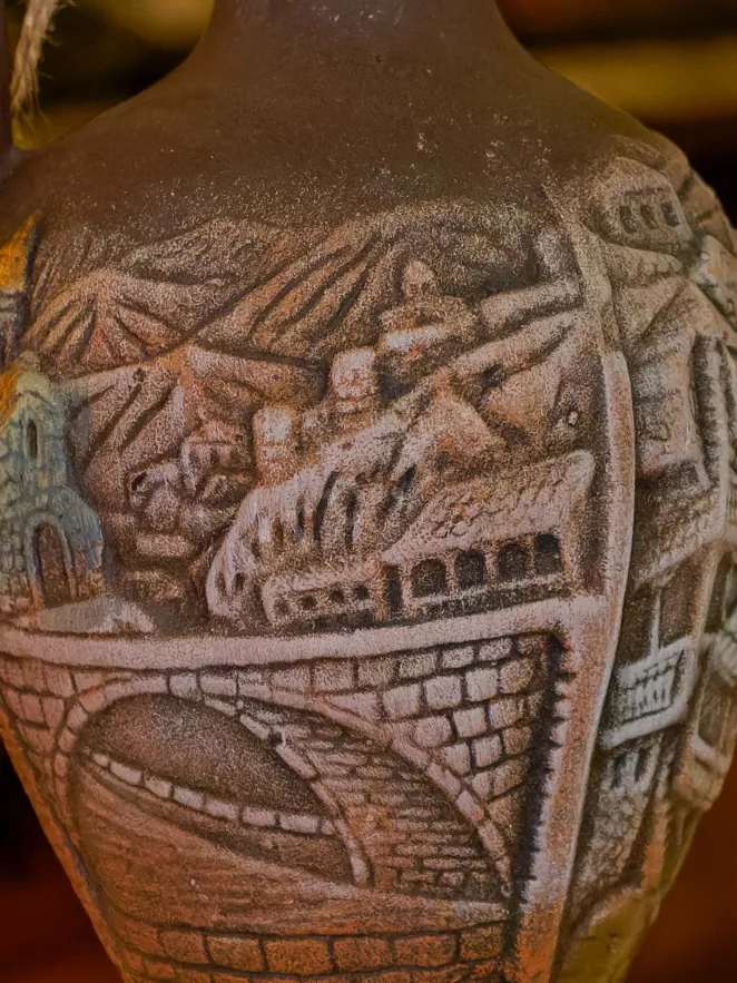 В магазине Крю Профи GCW Alazani Valley Red Semi-sweet in ceramic bottle 2023 0.75 л