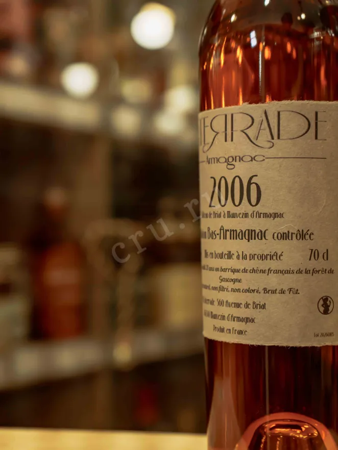 В магазине Крю Профи Laterrade Chateau de Briat Bas-Armagnac in wooden box 2006 0.7 л