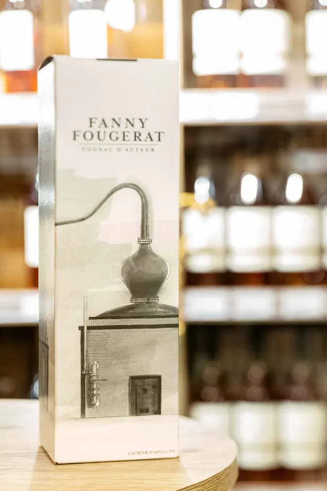 В магазине Крю Профи Fanny Fougerat Petite Cigue VSOP Fins Bois in gift box 0.7 л