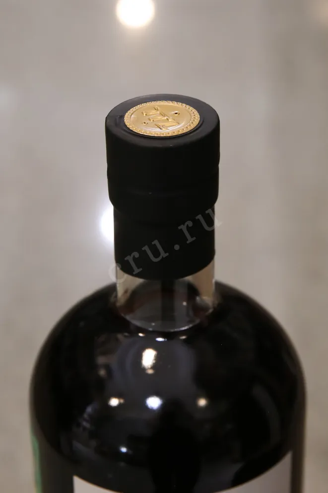 Пробка Omar Cask Strength Single Malt Black Queen Wine Barrel Finished in gift box 0.7 л