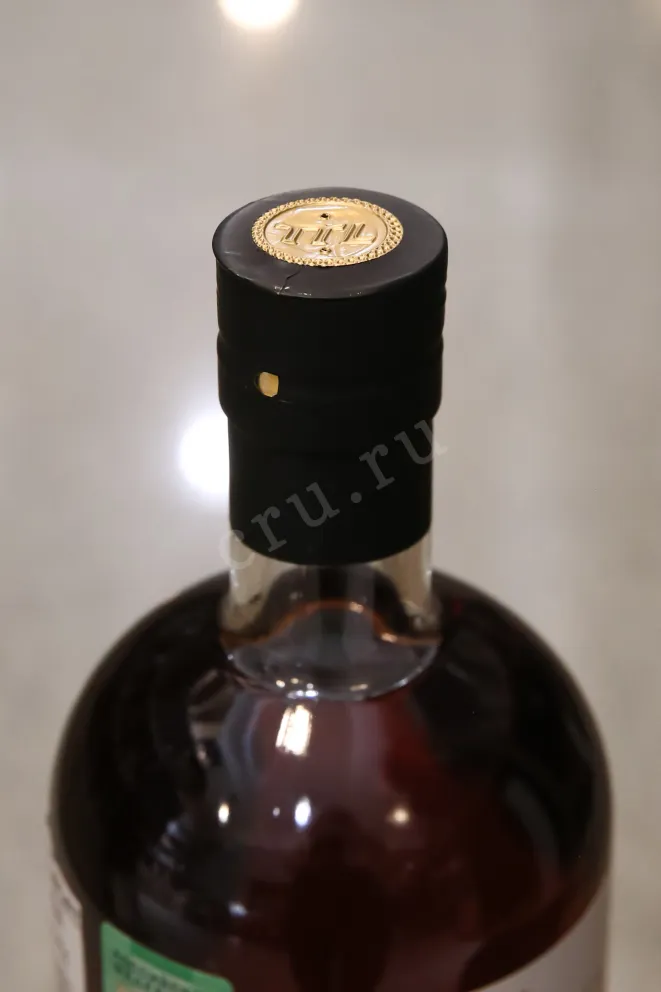Пробка Omar Cask Strength Single Malt Plum Liqueur Barrel Finish in gift box 0.7 л