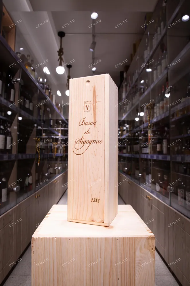 Арманьяк Baron de Sigognac wooden box 1983 0.7 л