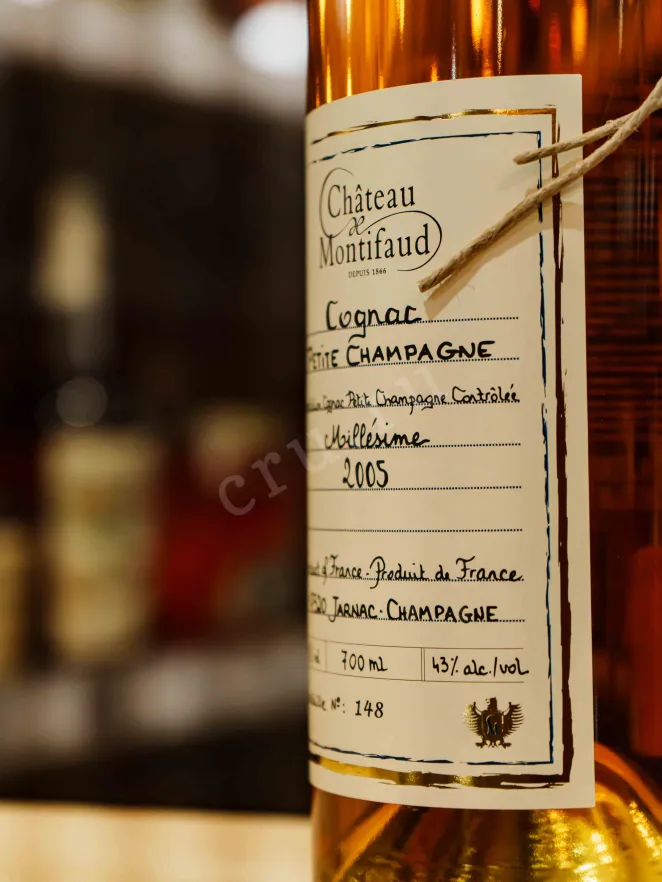 В магазине Крю Профи Chateau de Montifaud Petite Champagne Millesime in wooden box 2005 0.7 л
