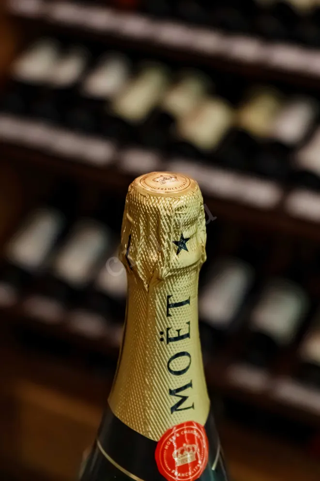 Пробка Moet & Chandon Imperial Brut gift box 2021 0.75 л