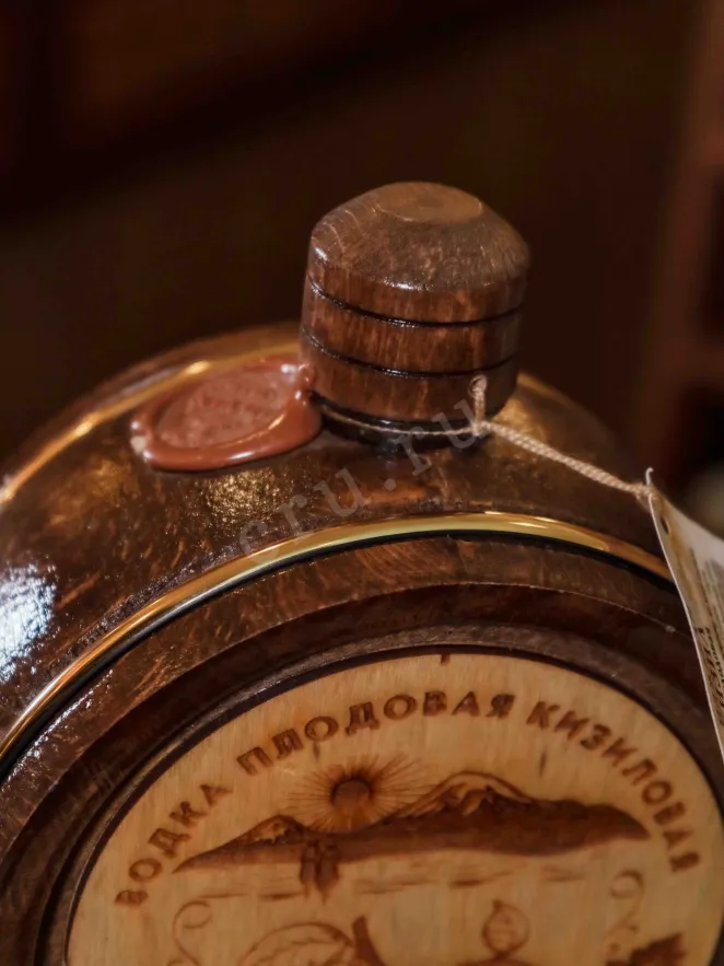 Водка Иджеван Кизиловая в деревянной бочке  0.7 л