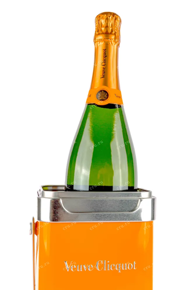 В подарочной коробке Veuve Clicquot Ponsardin Brut with gift box 2019г  0.75 л