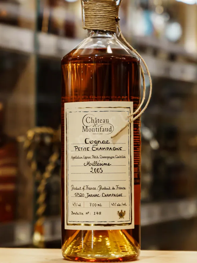 В магазине Крю Профи Chateau de Montifaud Petite Champagne Millesime in wooden box 2005 0.7 л
