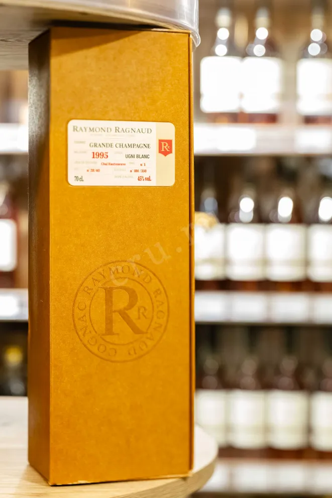 В магазине Крю Профи Raymond Ragnaud Millesime Grande Champagne in gift box 1995 0.7 л