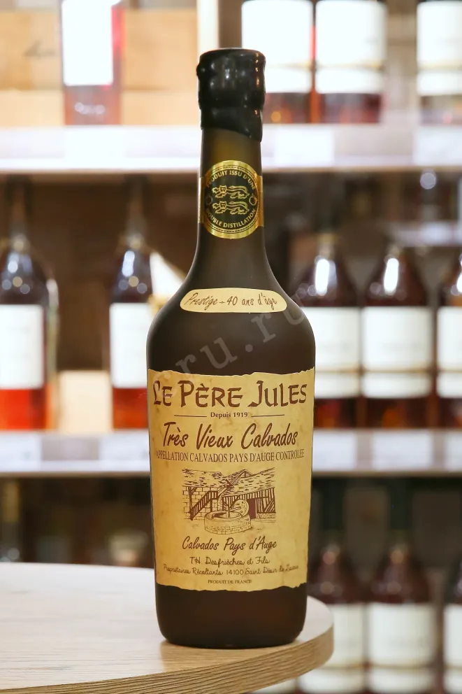 В магазине Крю Профи Le Pere Jules Pays d'Auge 40 ans in wooden box 0.7 л