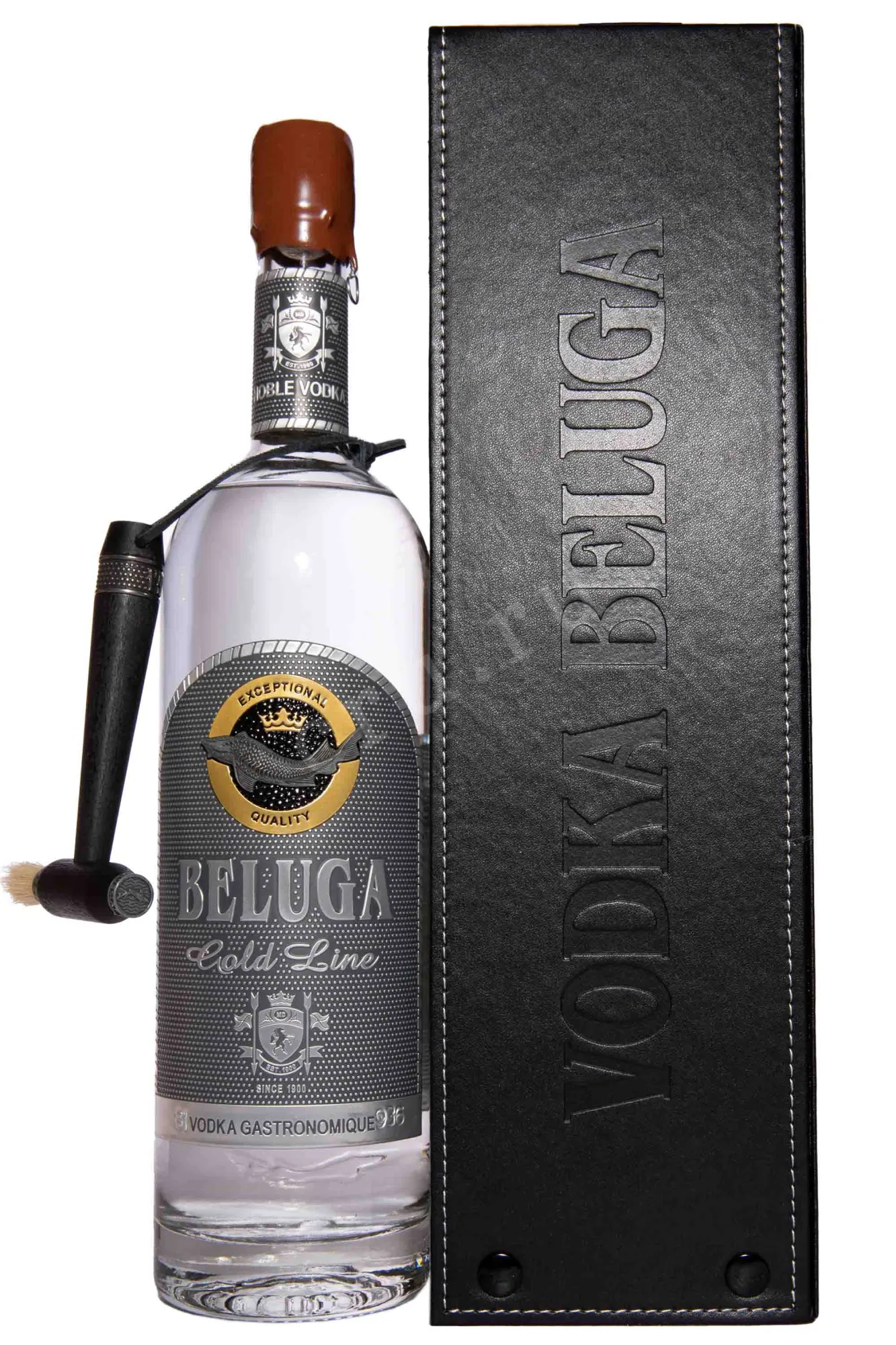 Фото — Водка Белуга Золотая Линия в подарочной упаковке  1 л