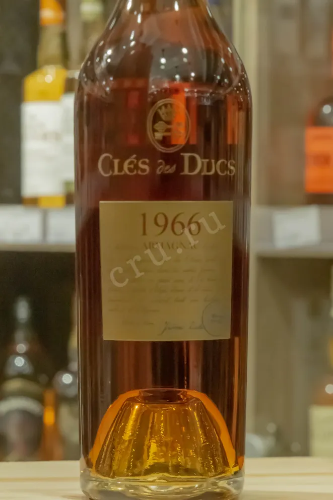 В магазине Крю Профи Cles des Ducs 1966 0.7 л