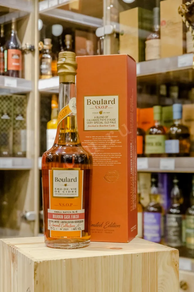 В магазине Крю Профи Boulard VSOP Bourbon Cask Finish Pays d'Auge with gift box 0.7 л