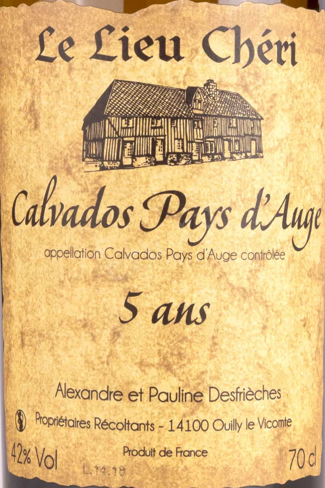 Этикетка Le Lieu Cheri Calvados Pays dAuge 5 ans gift box 0.7 л