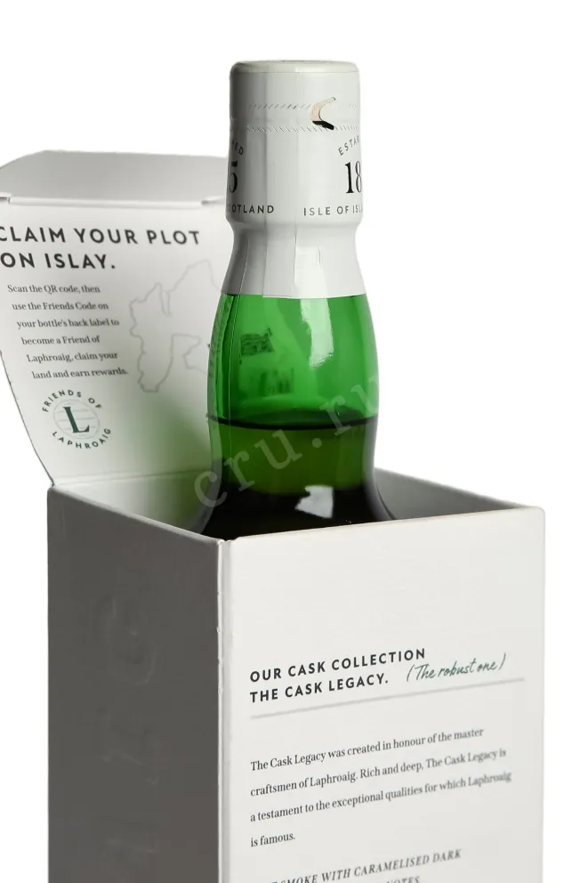 В подарочной коробке Laphroaig The Cask Legacy 0.7 л