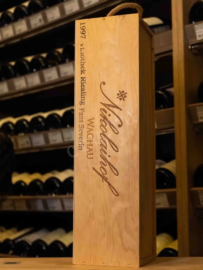 В магазине Крю Профи Nikolaihof Wachau Vinothek Fass Severin Riesling in wooden box 1997 1.5 л
