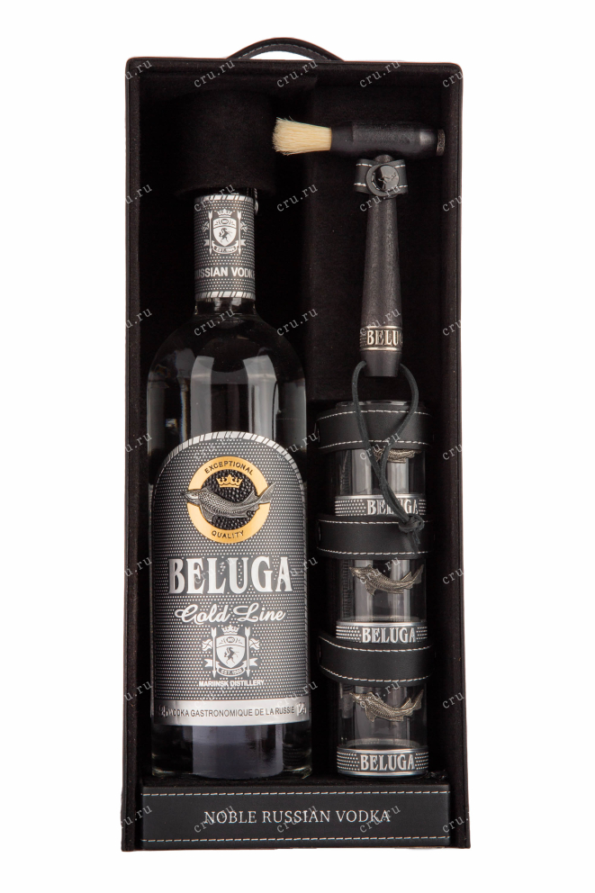 Бутылка водки Beluga Gold Line leather box with 3 shots 0.75 в подарочной упаковке с шотами