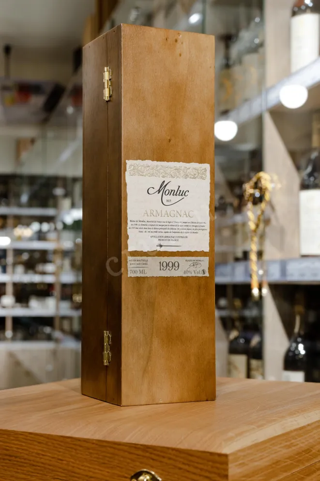 В магазине Крю Профи Monluc 1999 0.7 л