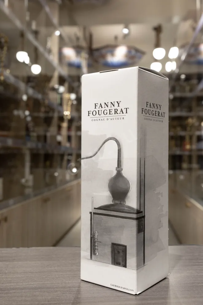 В магазине Крю Профи Fanny Fougerat Petite Cigue VSOP Fins Bois in gift box 0.7 л
