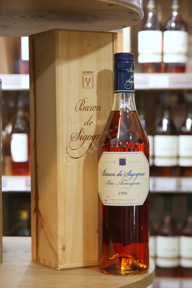 В магазине Крю Профи Baron de Sigognac wooden box 1988 0.7 л