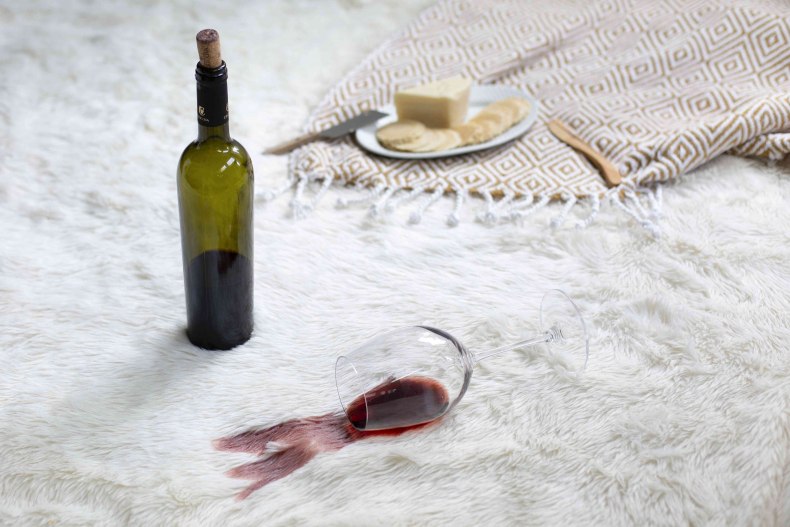 Как отстирать красное вино с одежды